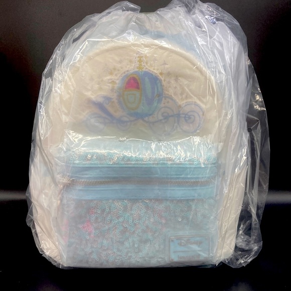 24HR DROP ⬇️ Loungefly Exclusive Cinderella Carriage Sequin backpack - Picture 2 of 3
